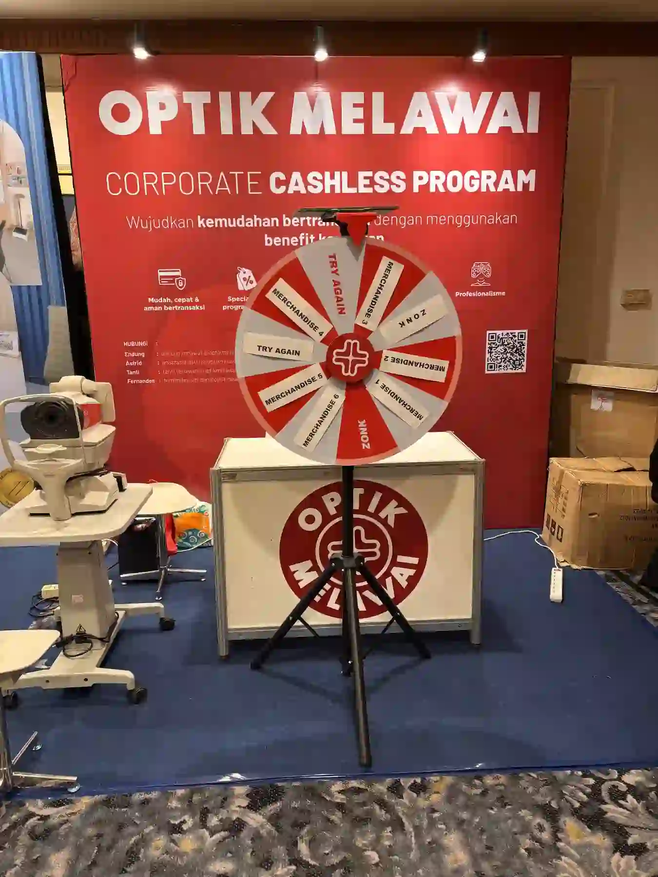 Booth Optik Melawai dengan display promosi di pameran kesehatan