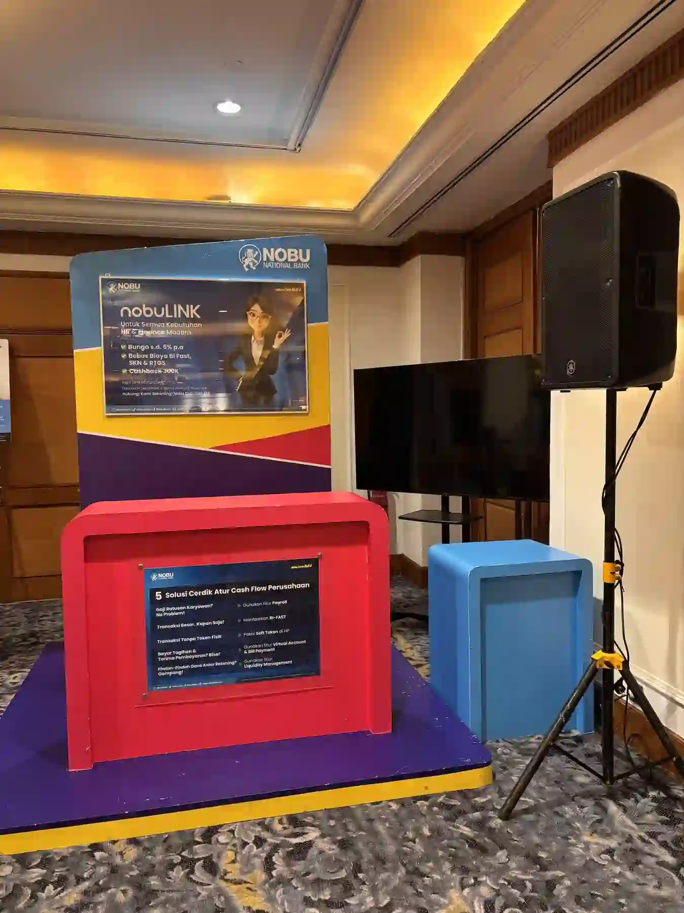 Counter display biru dan merah untuk aktivasi produk kesehatan