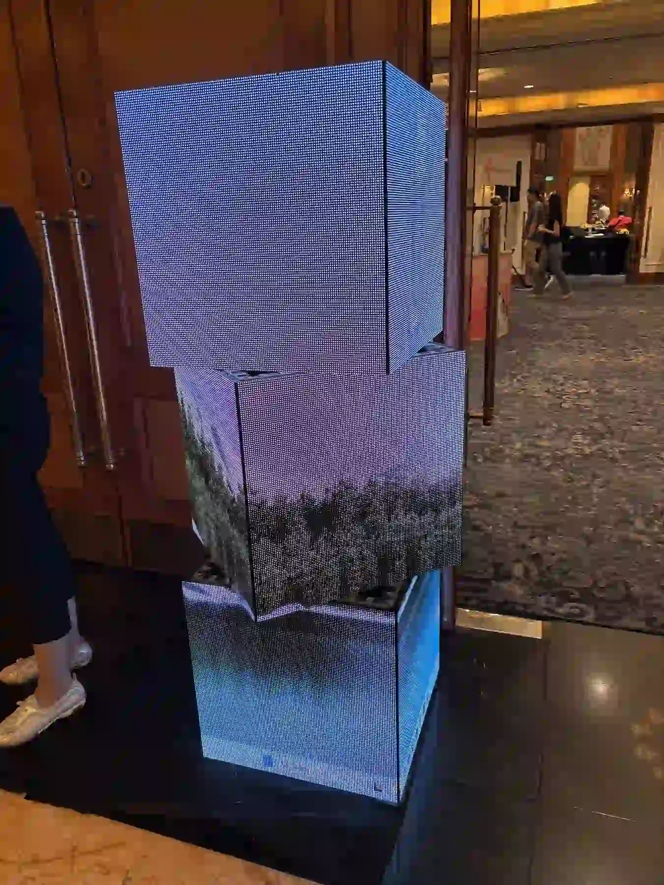 Display vertikal berlampu biru untuk produk atau informasi kesehatan