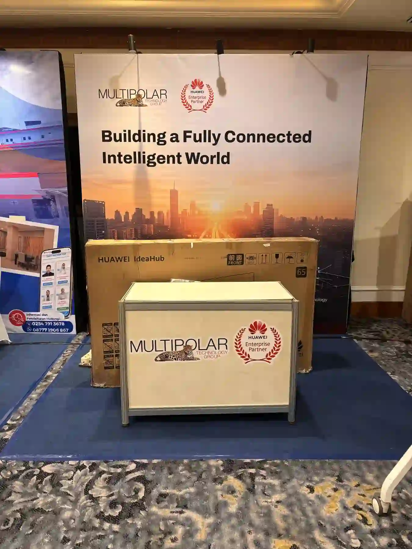 Layar dengan identitas Huawei Enterprise pada area pameran kesehatan