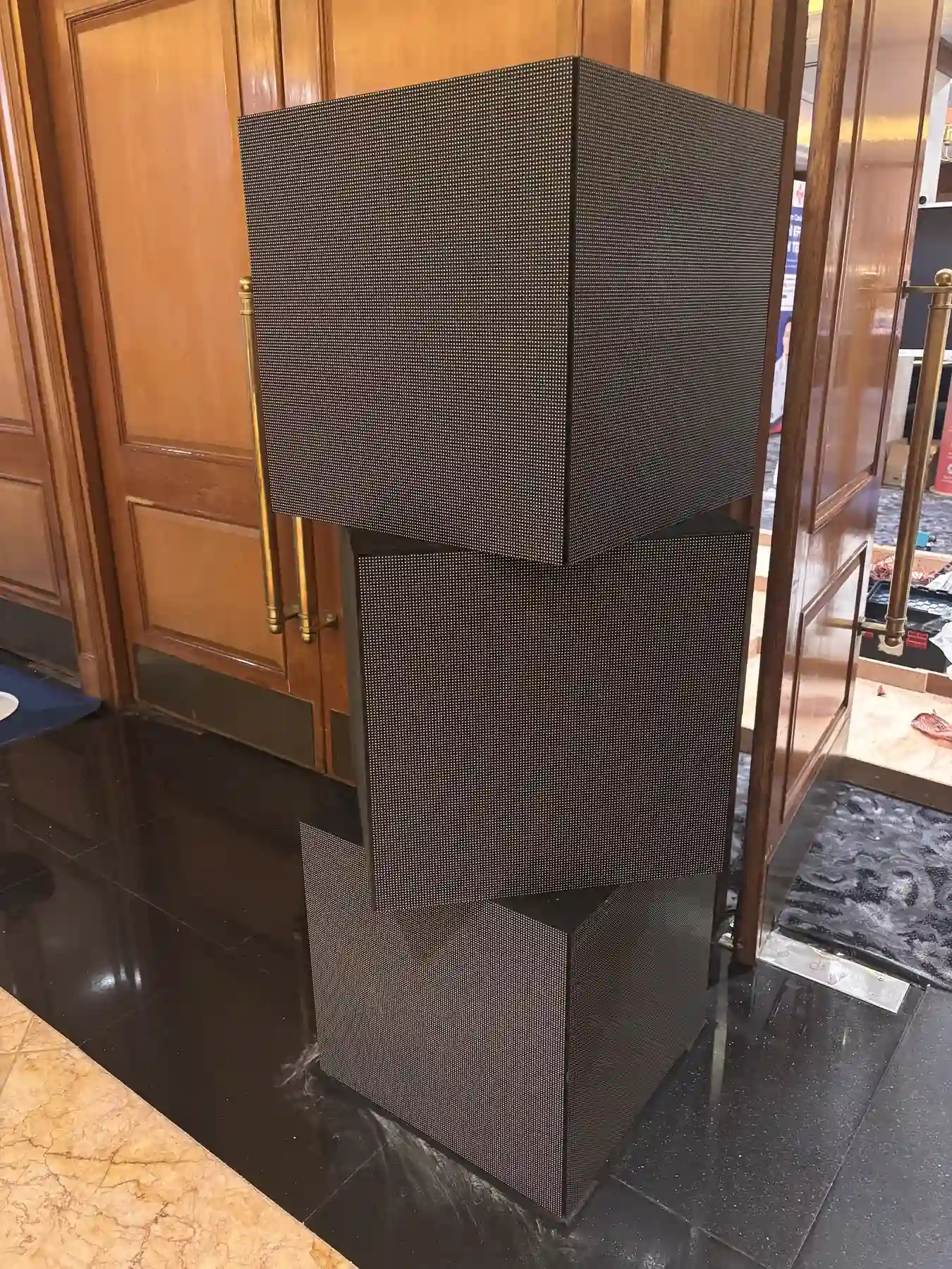 Display vertikal dan perangkat acara di samping panggung pameran