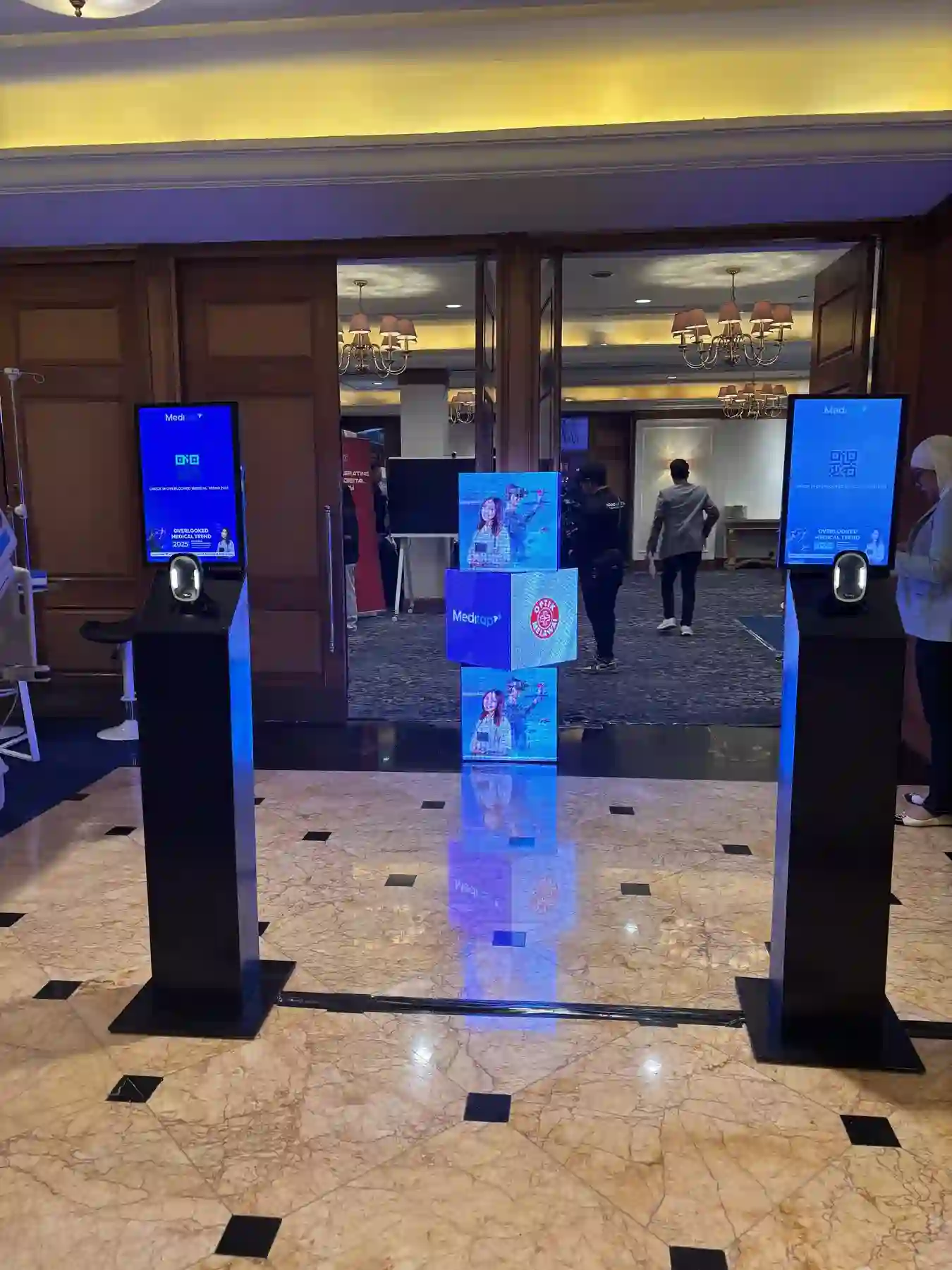Kiosk display dan akses masuk menuju area booth pameran kesehatan