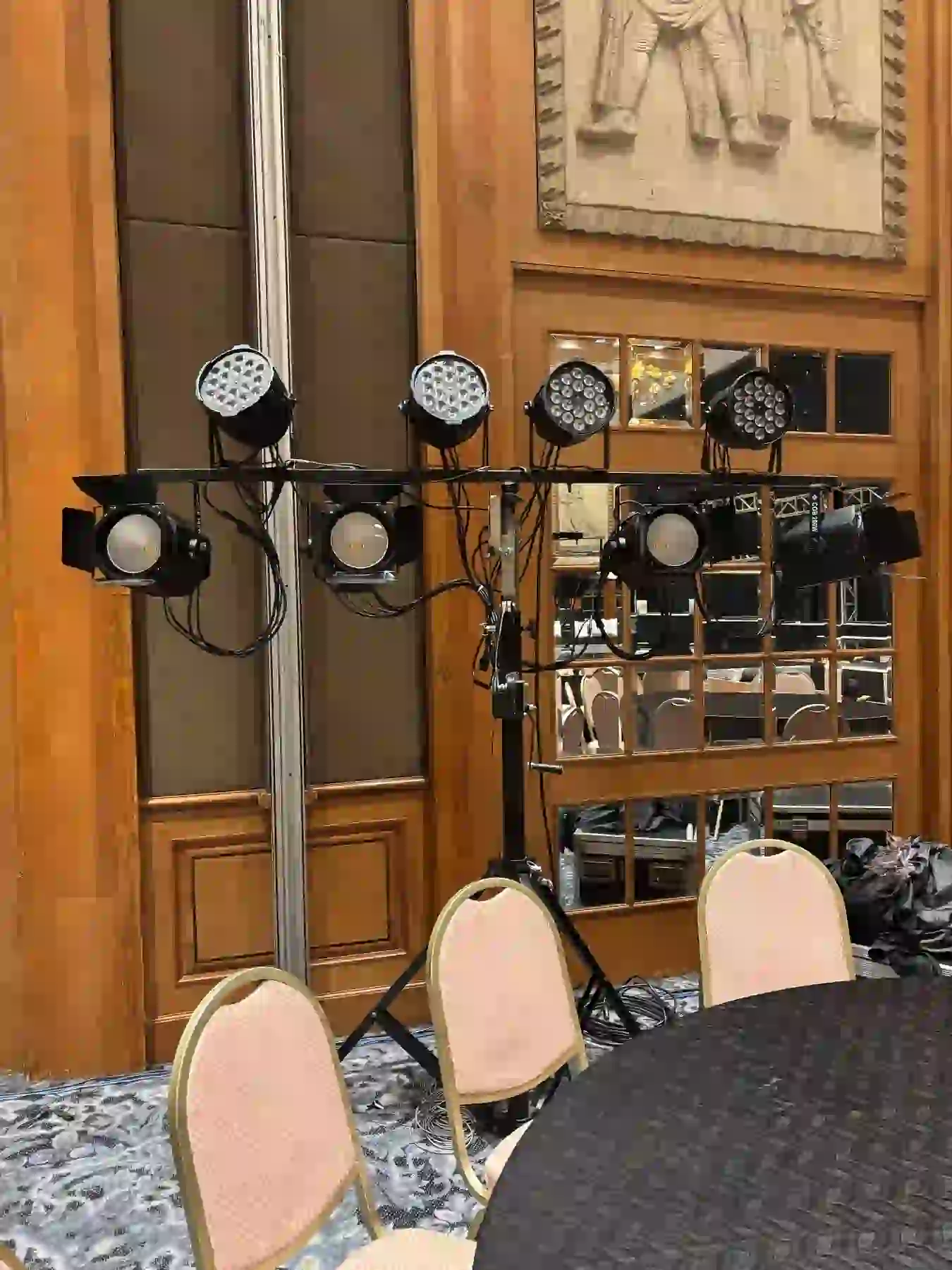 Lampu panggung dan kursi ballroom di venue Aryaduta Menteng