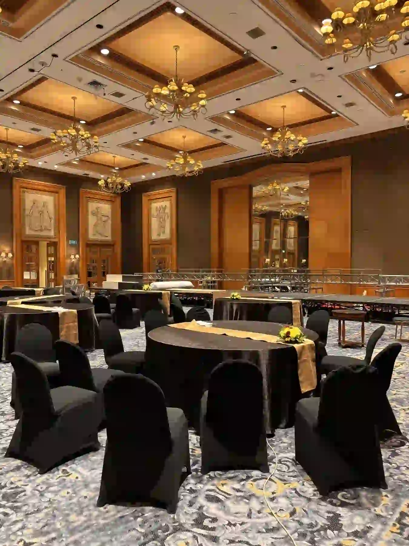 Susunan meja dan kursi ballroom untuk acara pameran dunia kesehatan