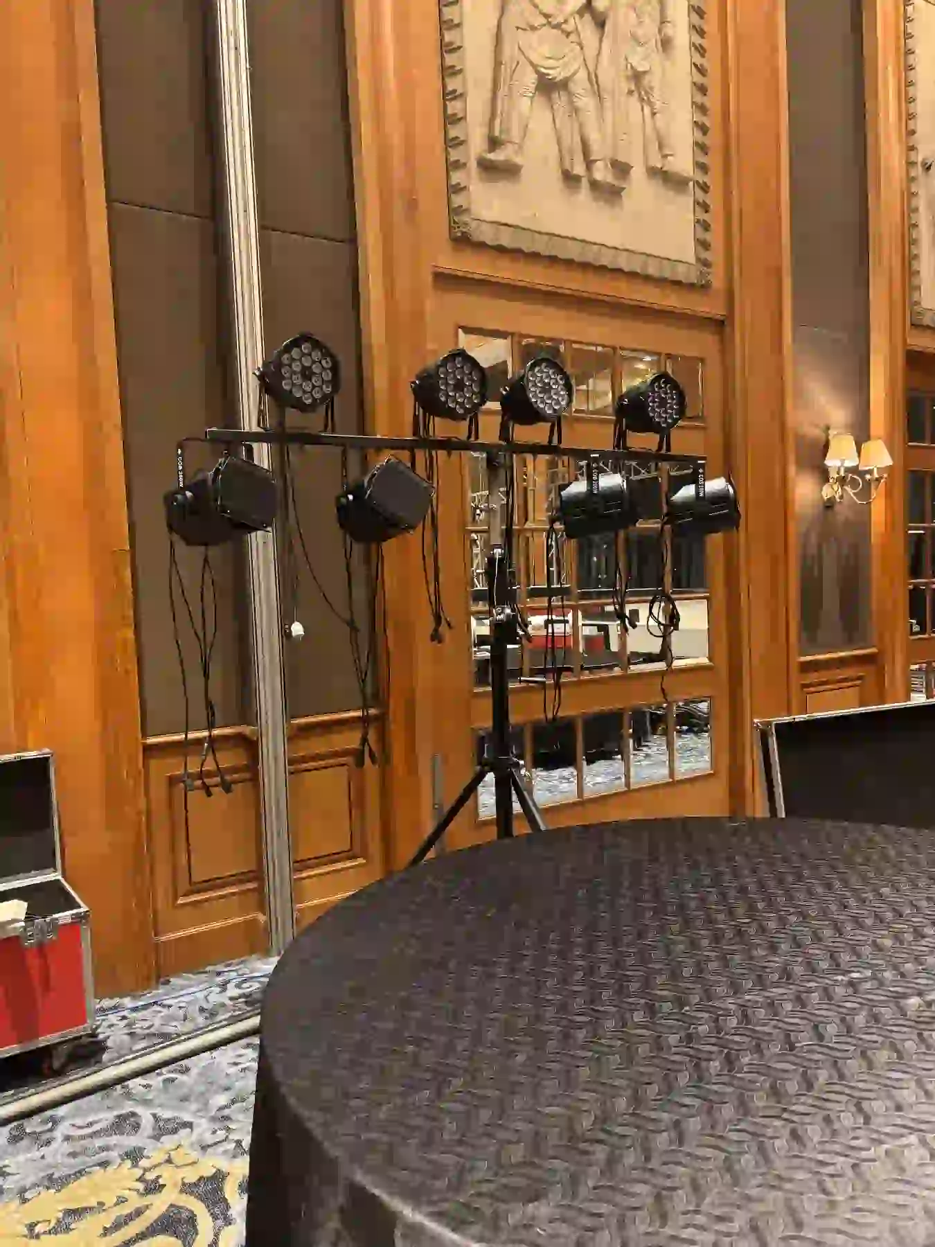 Lampu panggung dan speaker yang disiapkan untuk pameran kesehatan