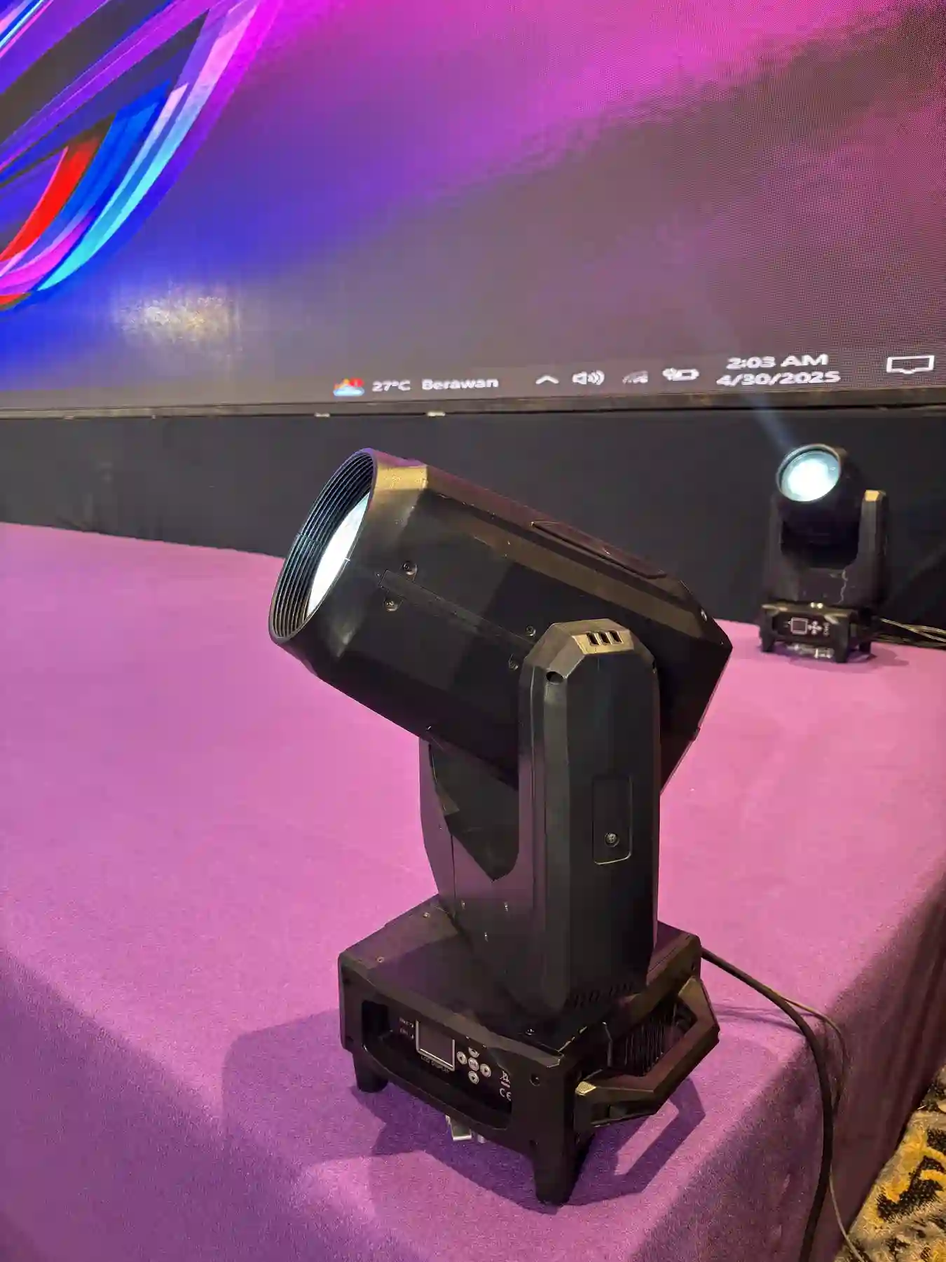 Lampu moving head yang digunakan untuk pencahayaan panggung pameran