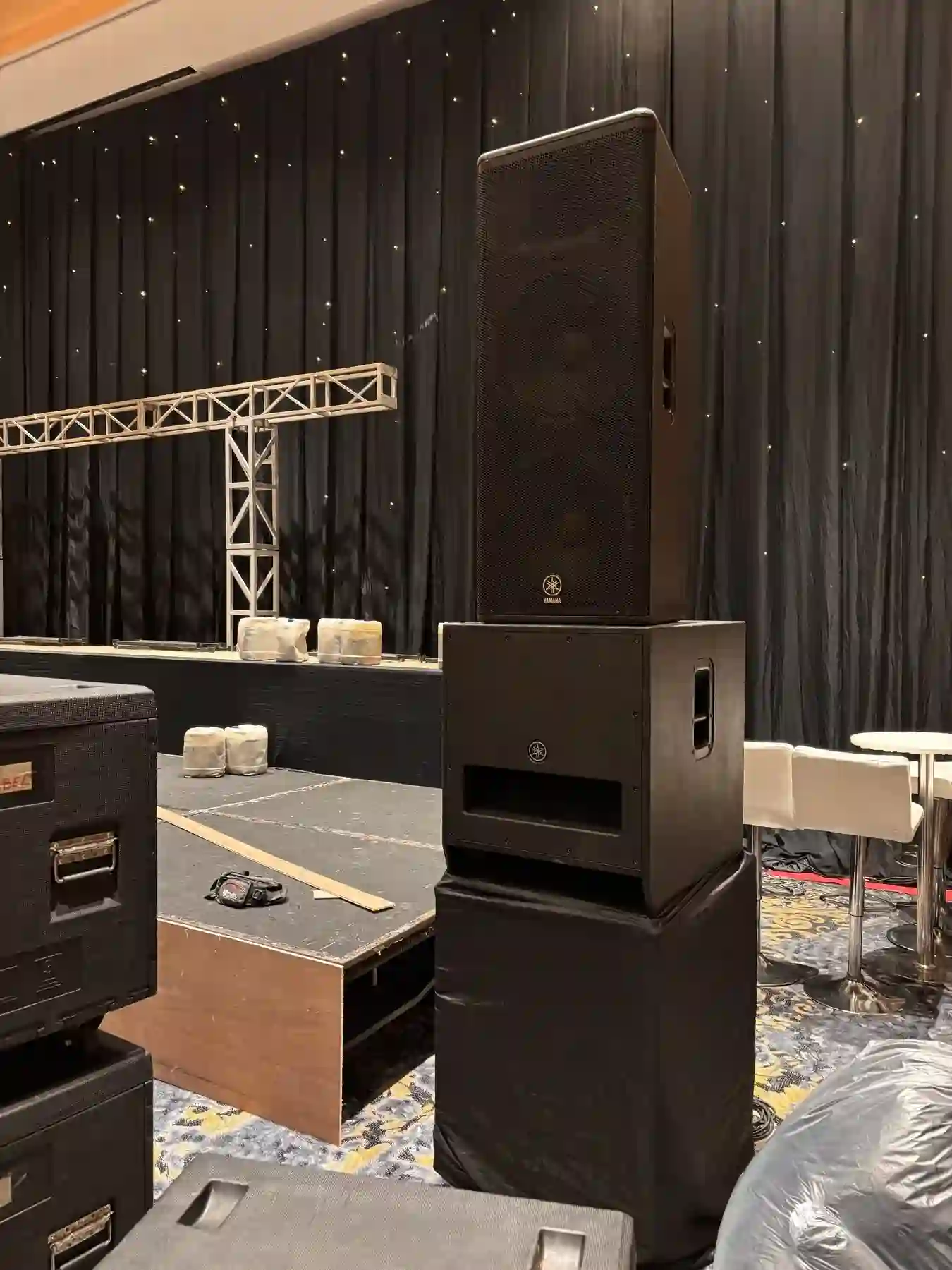 Platform panggung dan speaker besar dalam persiapan pameran kesehatan