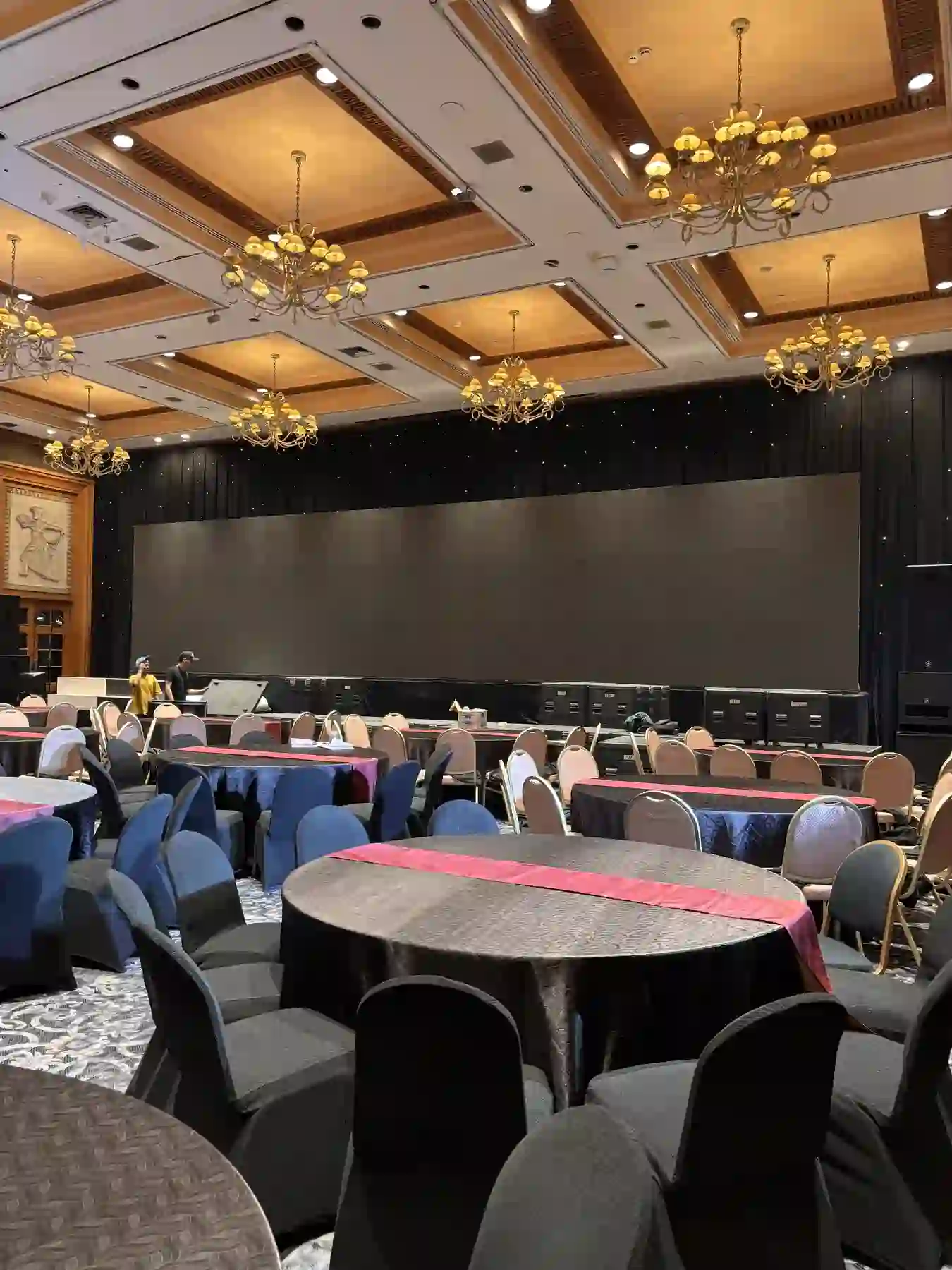 Area ballroom dan meja acara menjelang pameran dunia kesehatan