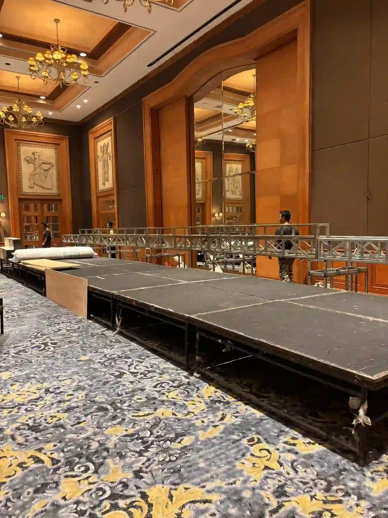 Platform panggung hitam yang dipasang di ballroom Aryaduta Menteng