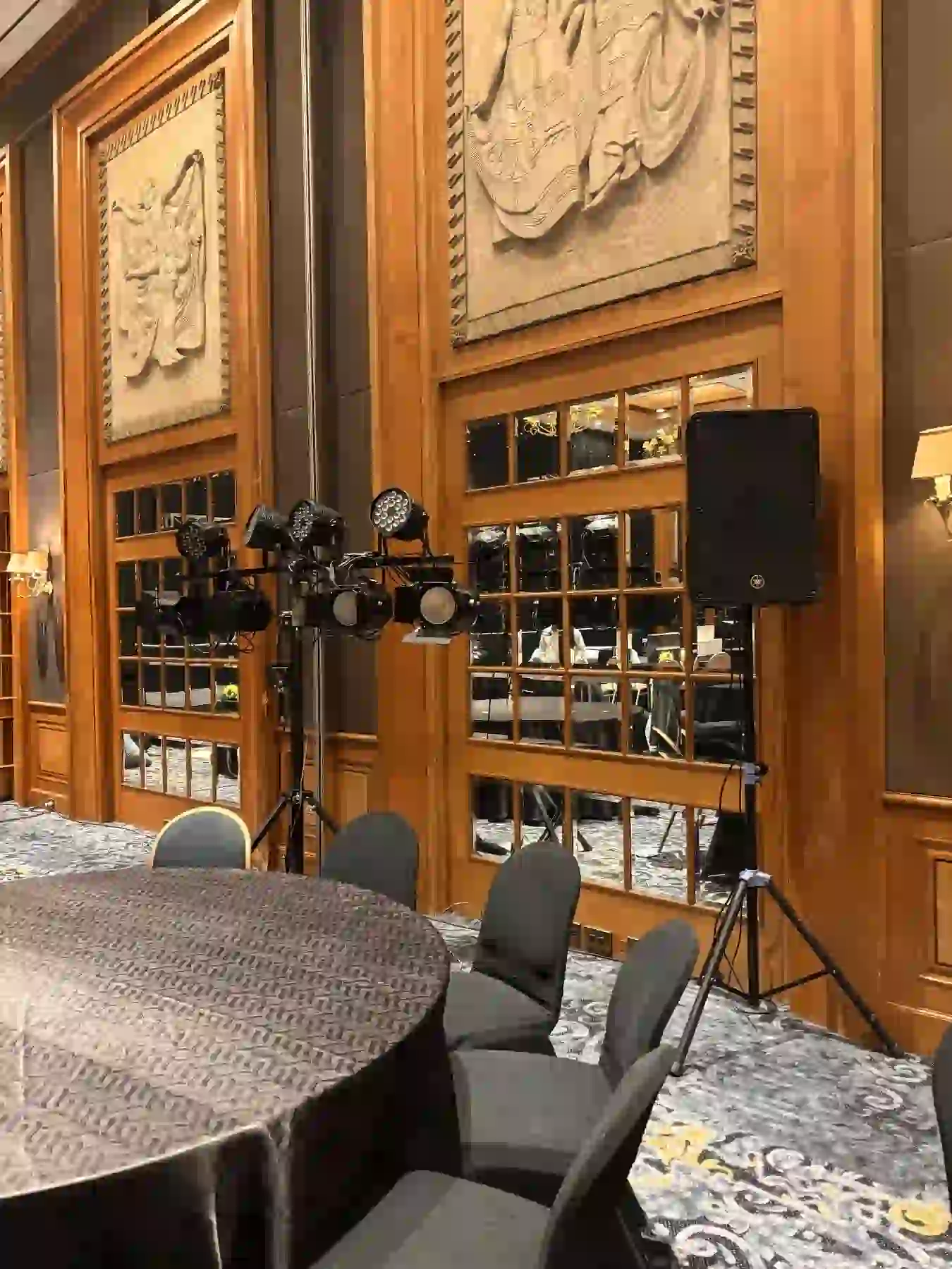 Speaker acara di samping susunan meja ballroom Aryaduta Menteng