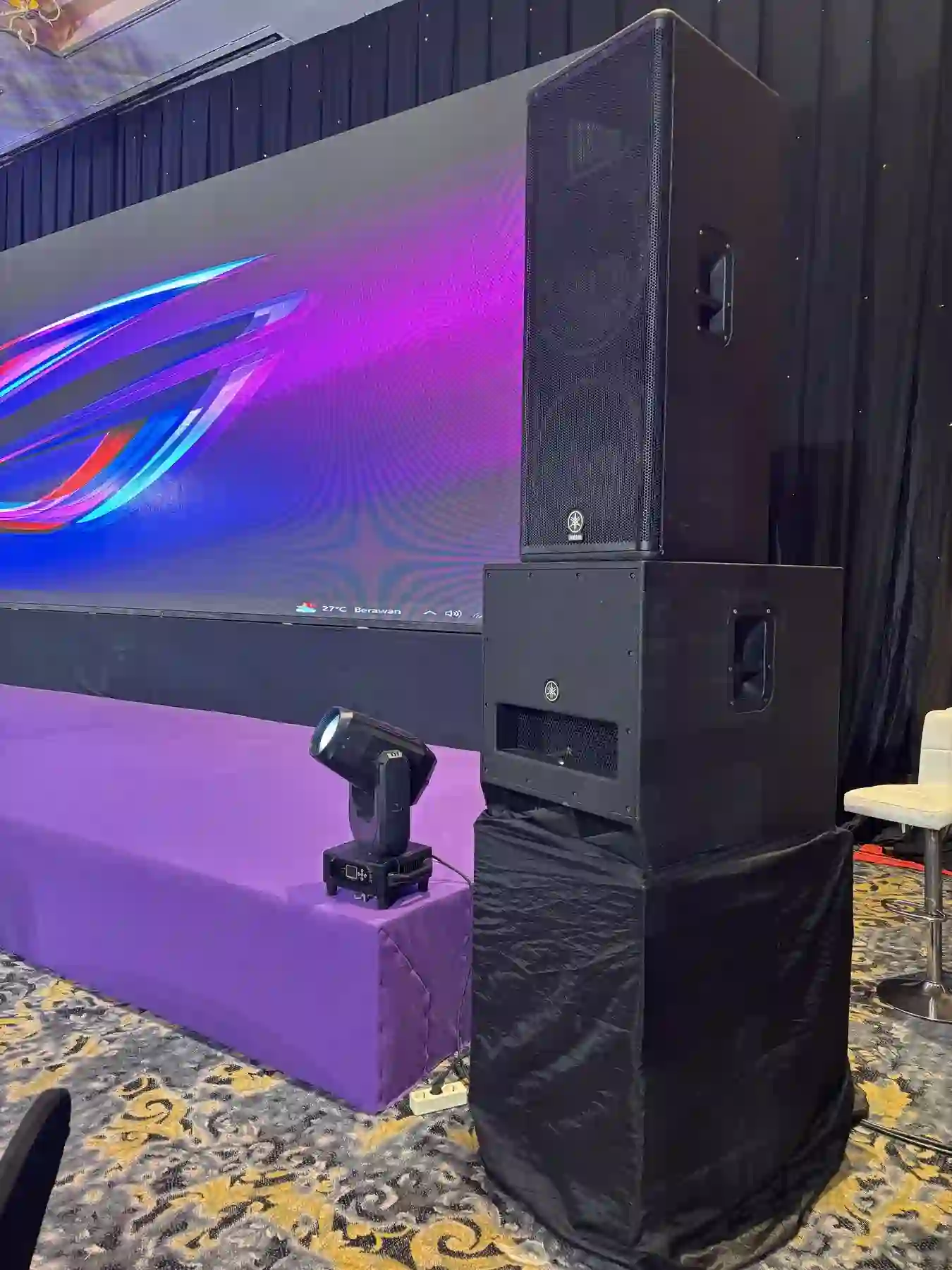 Speaker dan layar LED di sisi panggung pameran Aryaduta Menteng
