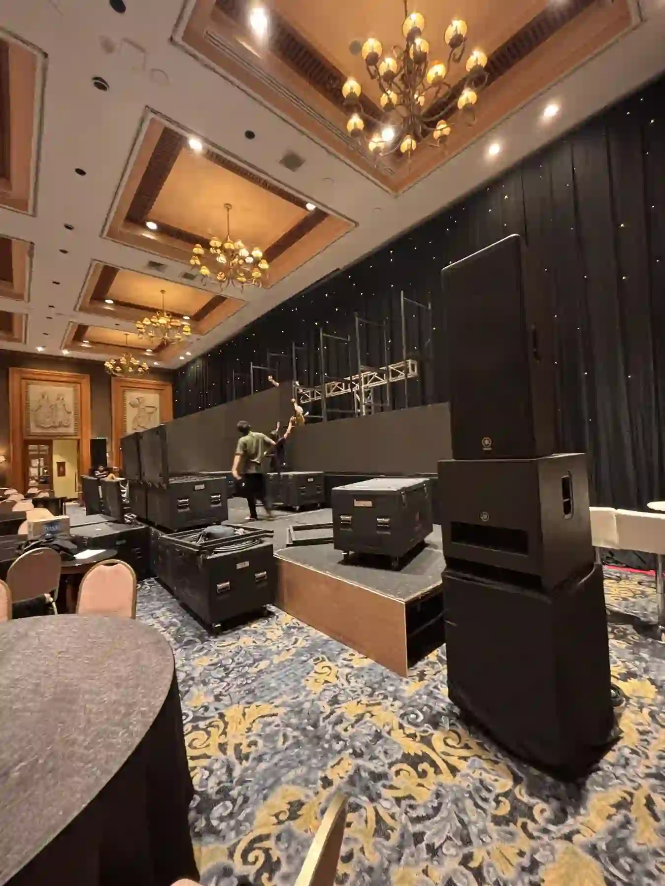 Speaker dan sisi panggung di ballroom Aryaduta Menteng