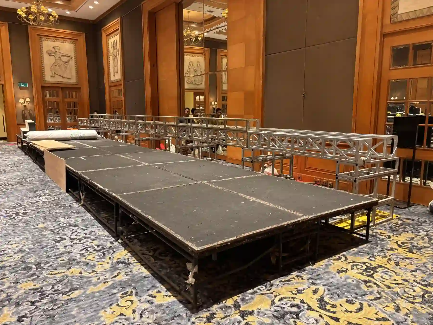 Panggung platform dan meja acara sebelum pameran kesehatan dibuka