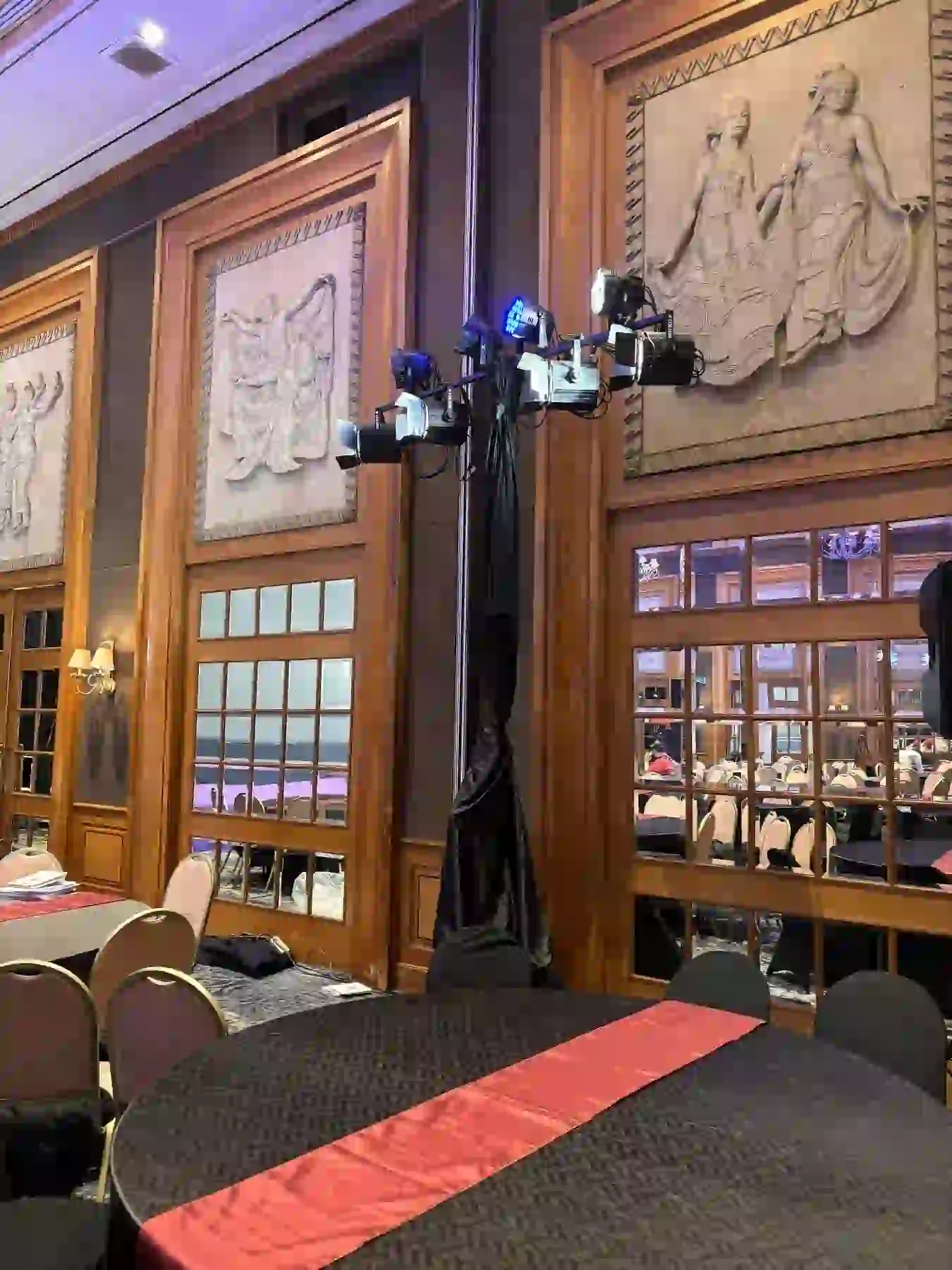 Tamu menyaksikan panggung pameran kesehatan dengan pencahayaan warna ungu