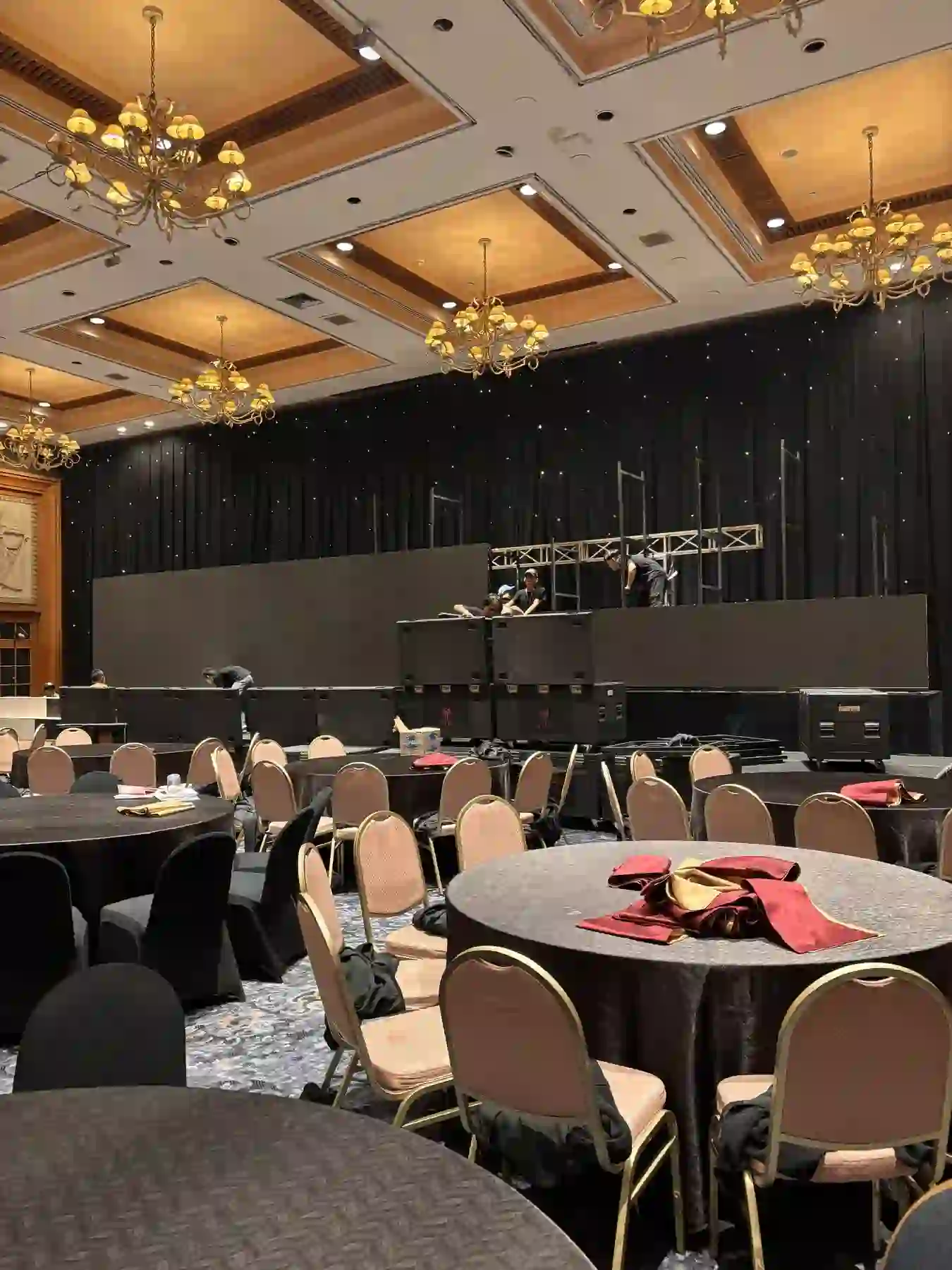 Susunan meja dan panggung dalam ruang pameran kesehatan