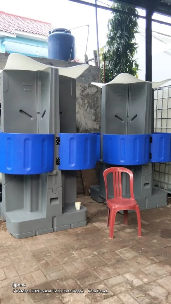 Dua unit urinoir portable pria ditempatkan berdampingan