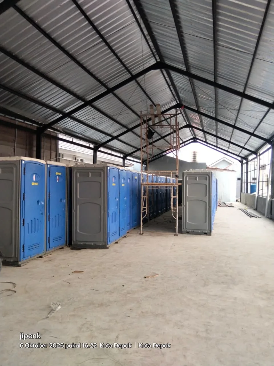 Deretan toilet portable Eventara untuk kebutuhan sanitasi acara dan area lapangan