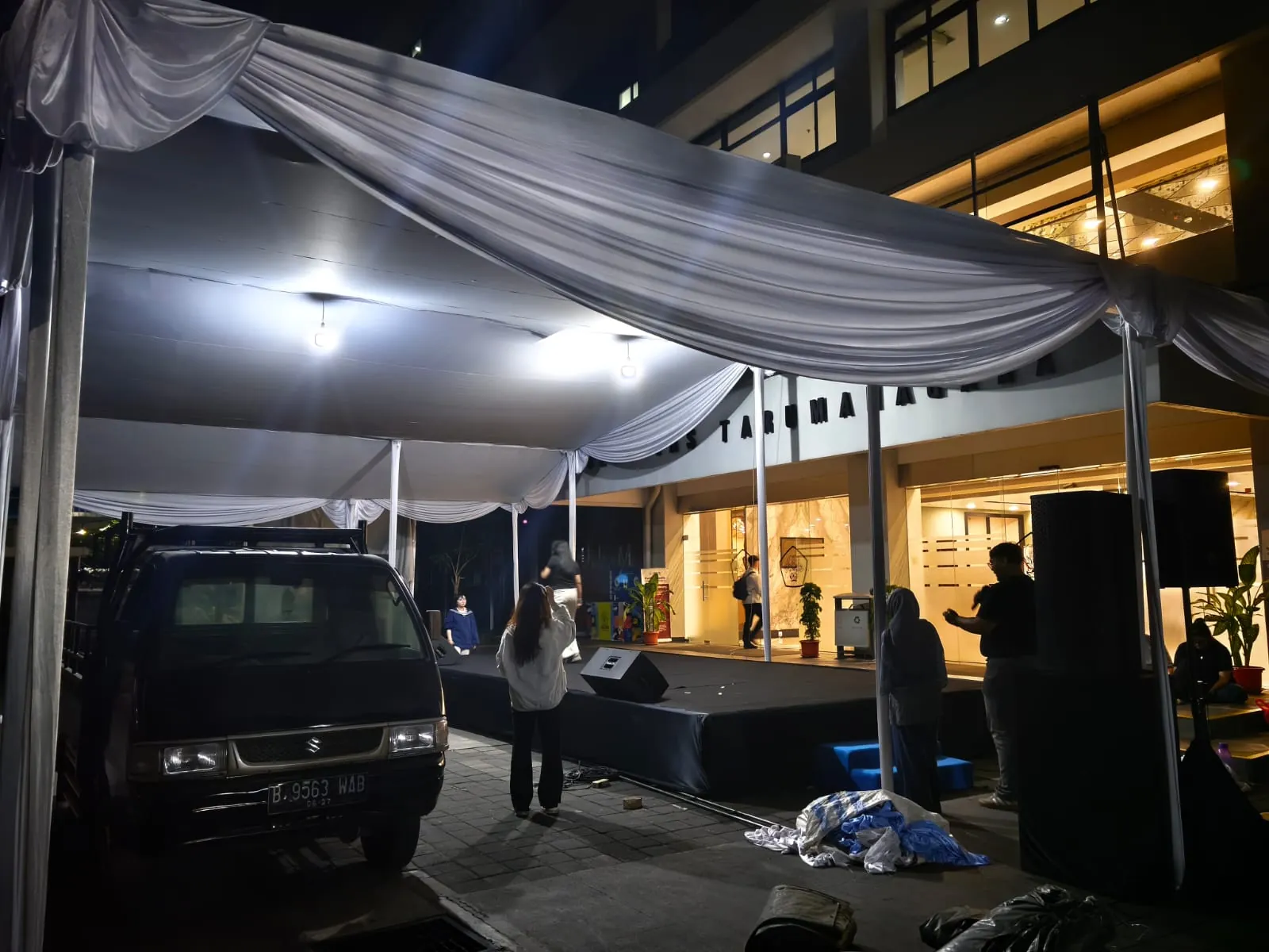 Area bazar outdoor dengan kanopi dan perlengkapan tenant di Universitas Tarumanagara