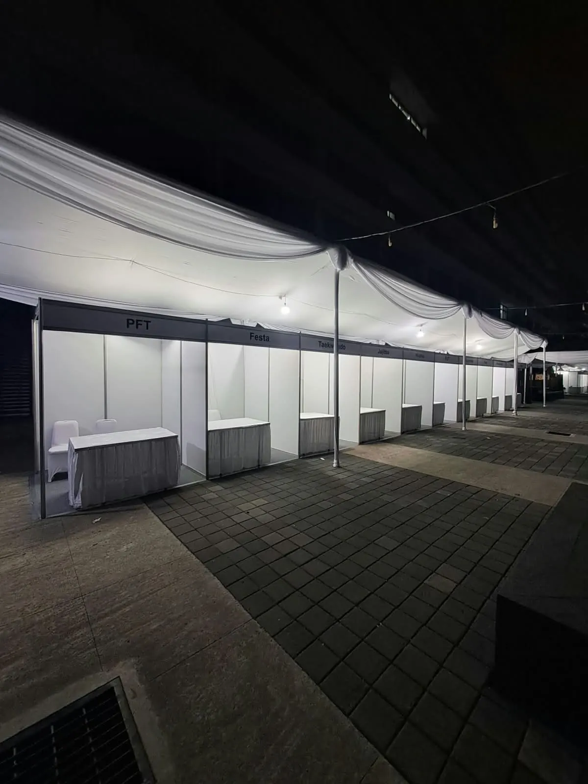 Deretan tenda tenant bazar kampus yang telah dipasang pada malam hari