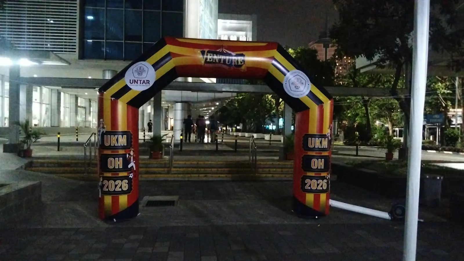 Gerbang Bazar UKM UNTAR tampak dari depan pada malam hari