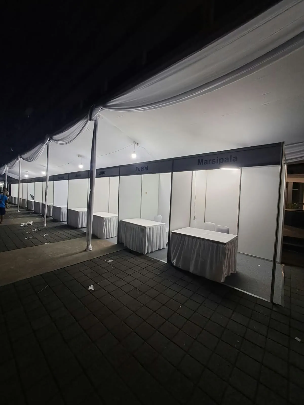 Kanopi dan meja tenant di area bazar Universitas Tarumanagara