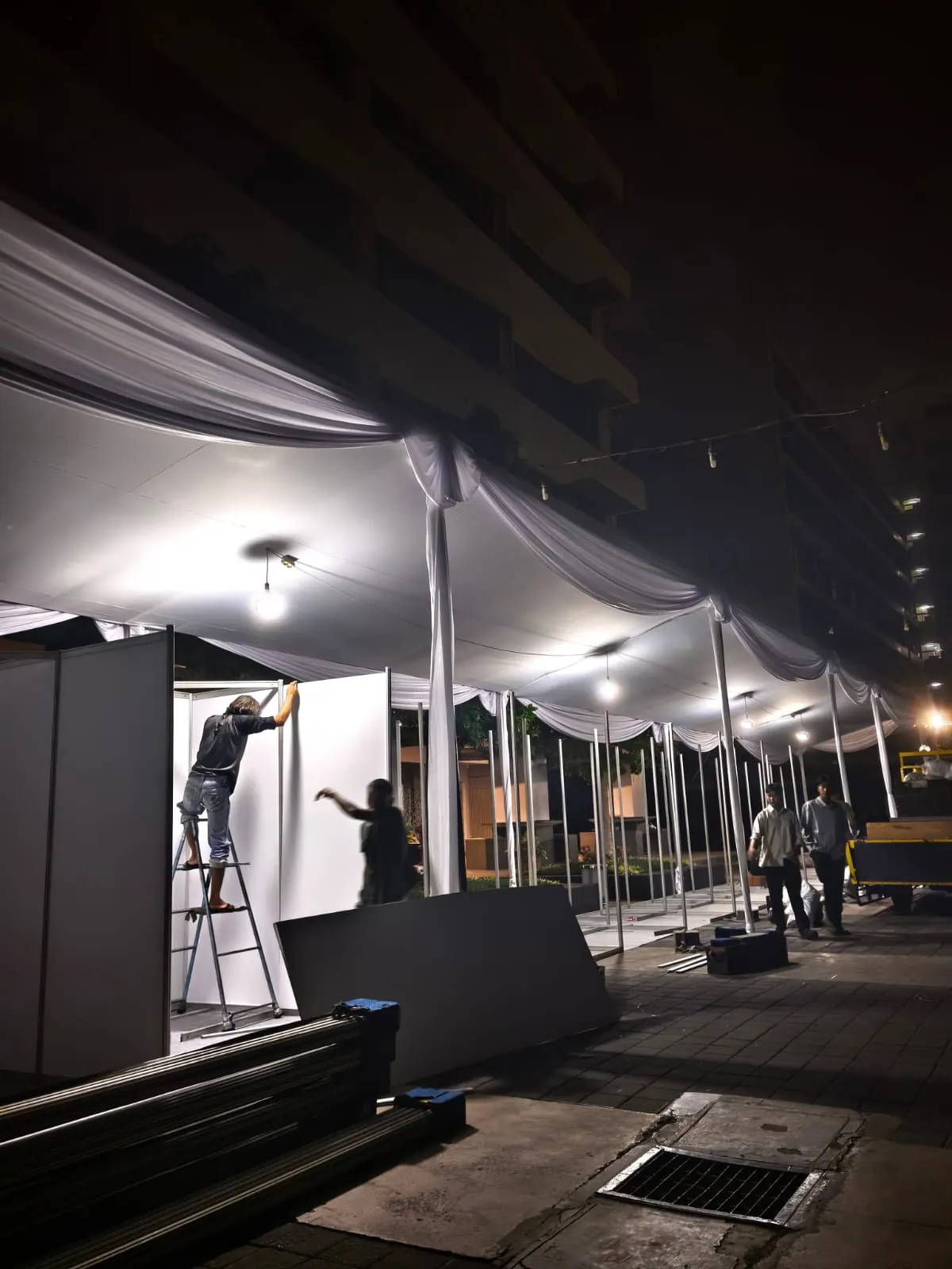 Pemasangan kanopi dan booth tenant pada malam hari sebelum bazar kampus