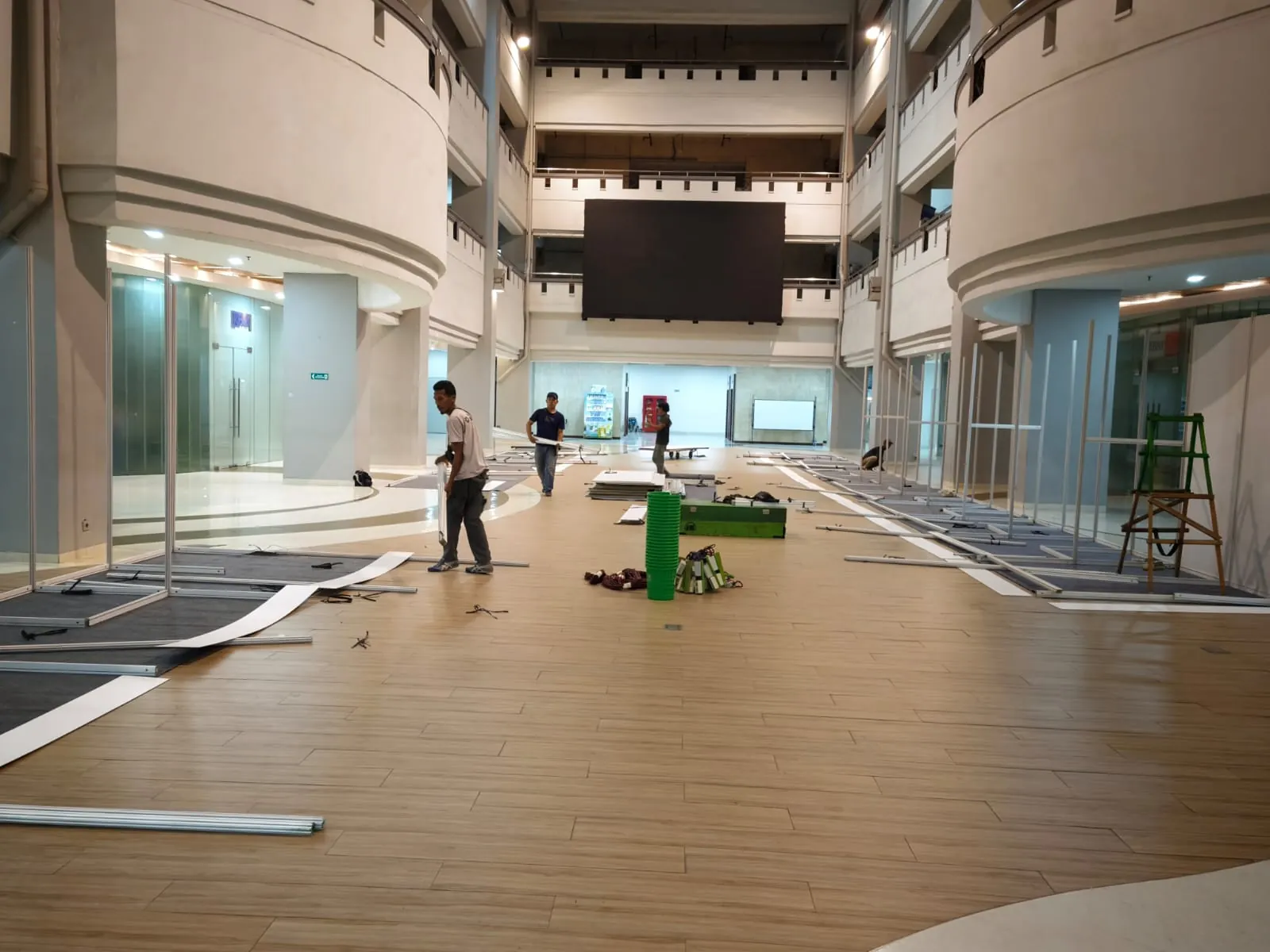Penataan selasar Universitas Tarumanagara untuk area bazar dan booth tenant